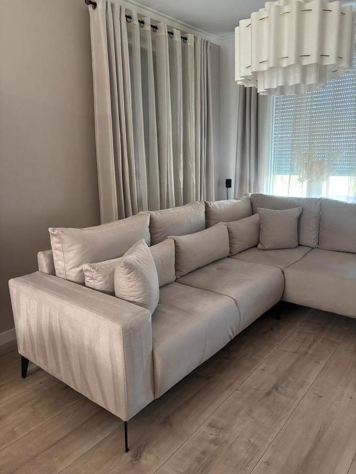 Hoekbank stof beige met zwarte stalen poten, Huis en Inrichting, Banken | Complete zithoeken, Ophalen of Verzenden