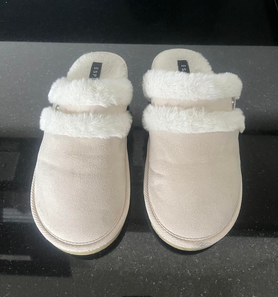 Esprit Pantoffels maat 41. Z.G.A.N., Beige, Ophalen of Verzenden, Zo goed als nieuw, Pantoffels of Sloffen