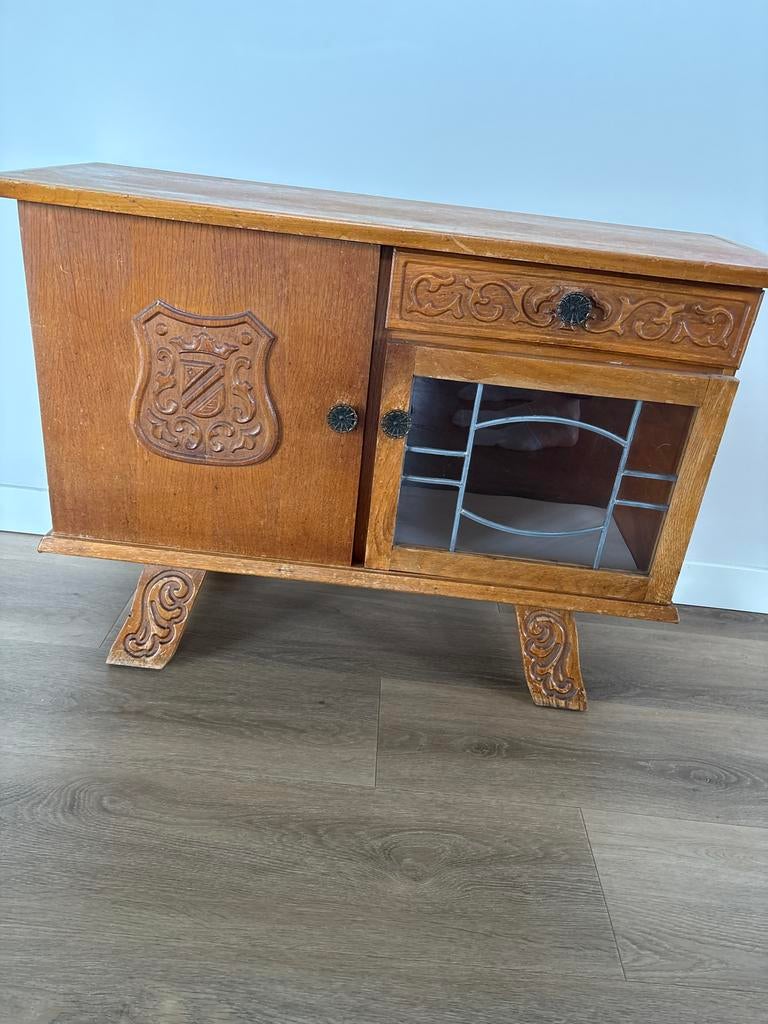 Antiek kastje uit St. Oda klooster Venray, Ophalen