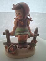 Hummel beeldje meisje op hek - Goebel 312/I, Ophalen of Verzenden