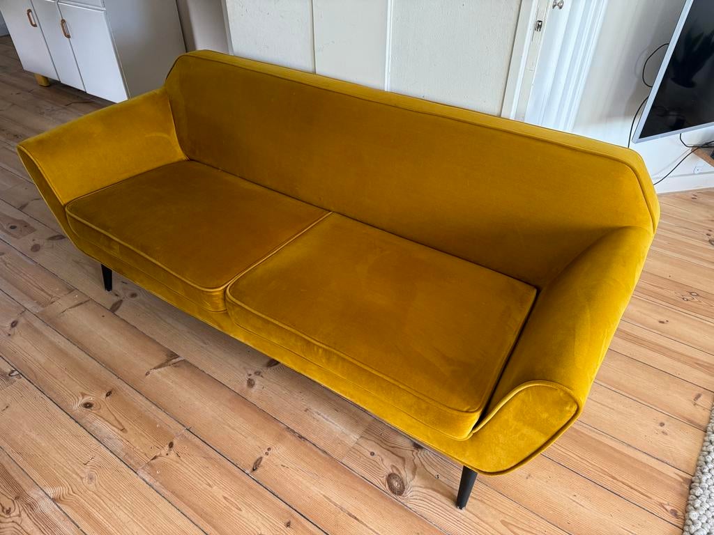 Velours bank in kleur geel-goud met houten poten, Huis en Inrichting, Ophalen, 150 tot 200 cm, Tweepersoons, 75 tot 100 cm