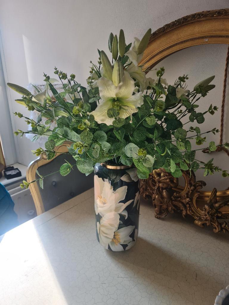 Nieuwe metalen vaas zwarte ondergrond met witte lelies decor, Huis en Inrichting, Woonaccessoires | Vazen, Nieuw, Overige kleuren