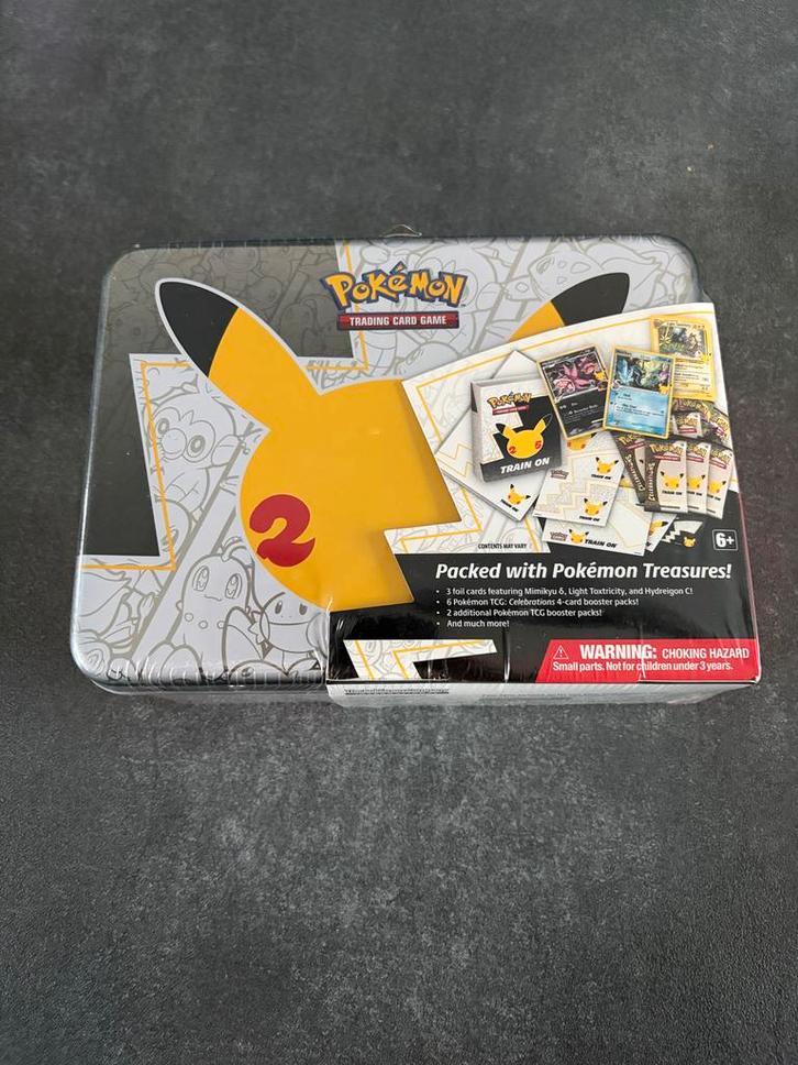Celebrations Collector Chest - Sealed - Pokemon, Hobby en Vrije tijd, Verzamelkaartspellen | Pokémon, Nieuw, Overige typen, Foil
