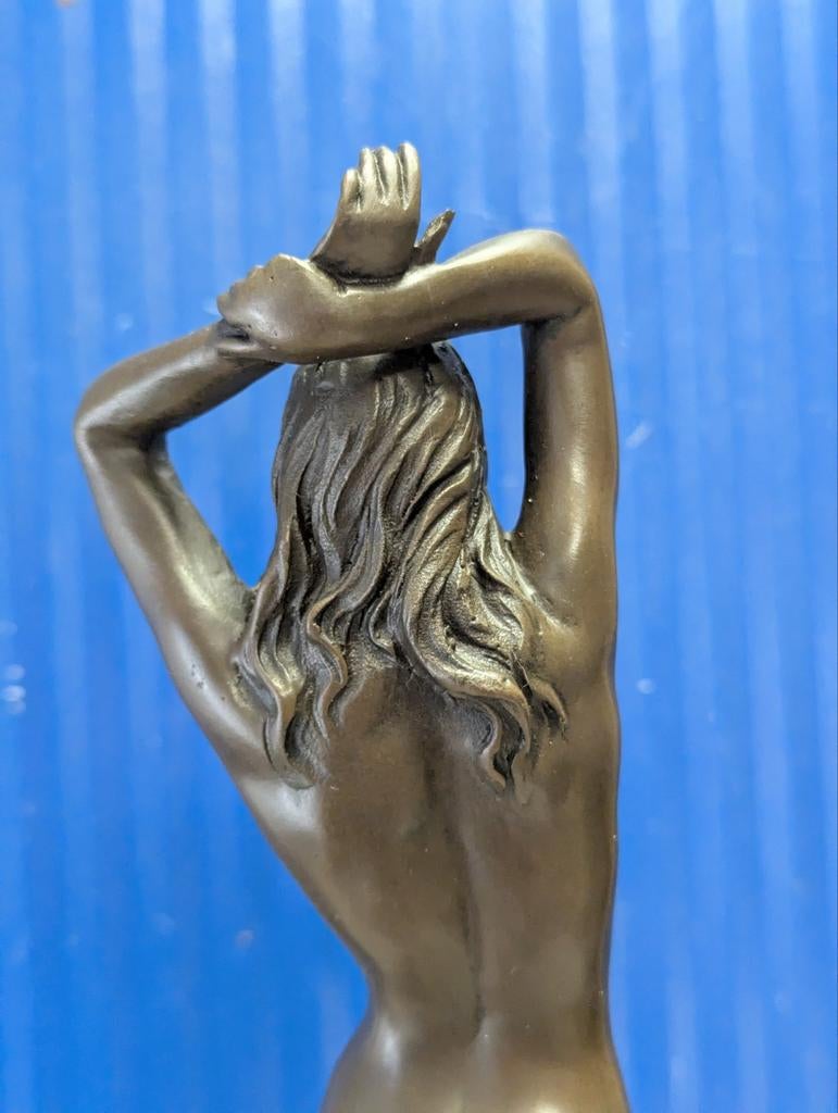 Bronzen beeldje naakte vrouw op marmeren sokkel, Ophalen of Verzenden