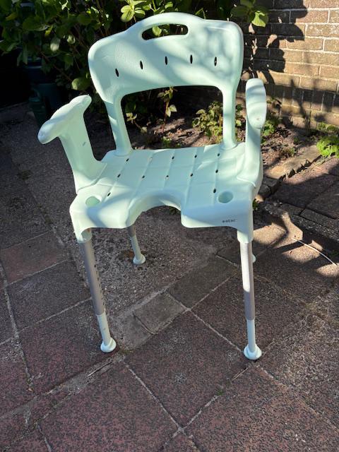 Etac Swift Verstelbare in hoogte en uitneembare douchestoel, Diversen, Verpleegmiddelen, Ophalen, Gebruikt