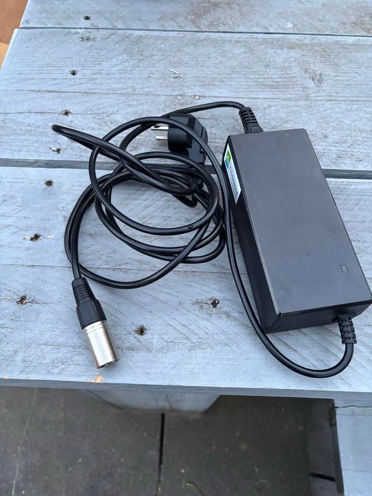QWIC Acculader 4 pins XLR Neutrik - Geschikt voor Qwic, Ophalen of Verzenden, Zo goed als nieuw