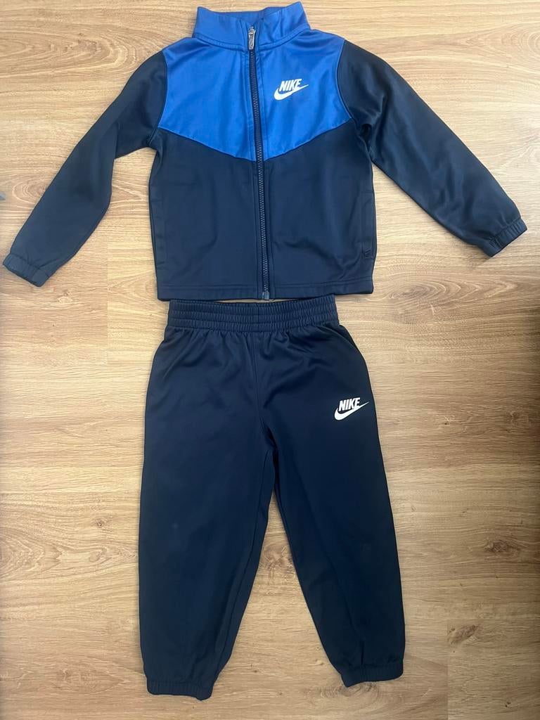 Nike jongens trainingspak maat 104-110 4-5 jaar, Kinderen en Baby's, Babykleding | Maat 86, Ophalen, Zo goed als nieuw, Jongetje