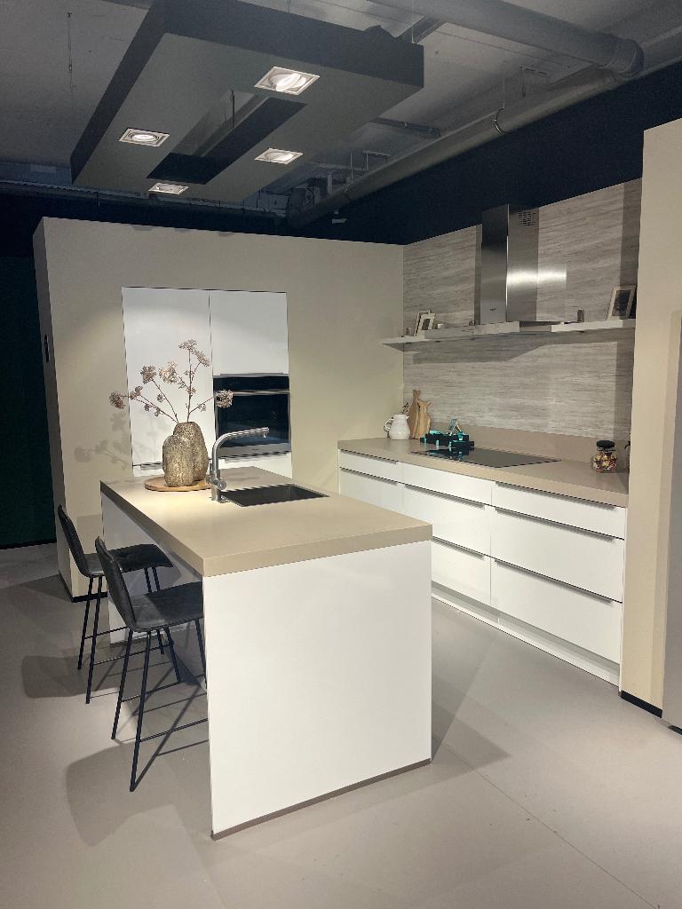 Showroom keuken te breda Hello Kitchen, Huis en Inrichting, Keuken | Complete keukens, Ophalen, Wit, Overige typen, Nieuw