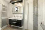 Badkamer met douche, dubbele wastafel, wc, radiator chrome, Ophalen, Gebruikt, Met douche