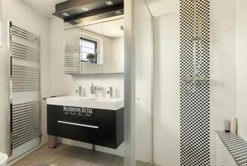 Badkamer met douche, dubbele wastafel, wc, radiator chrome beschikbaar voor biedingen