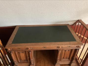 Antiek eiken bureau beschikbaar voor biedingen