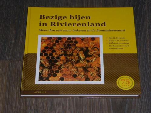 Piet H. Nienhuis - Bezige bijen in Rivierenland, Boeken, Overige Boeken, Zo goed als nieuw, Verzenden