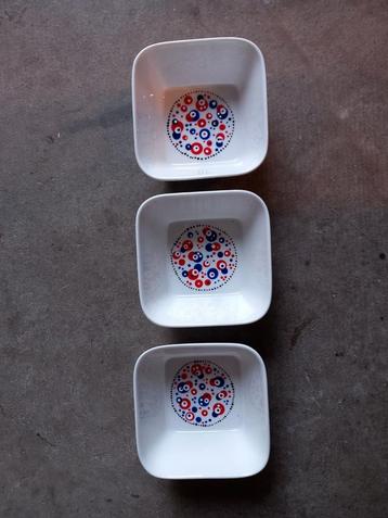 Schaaltjes handgestipt 10 x 10 cm beschikbaar voor biedingen