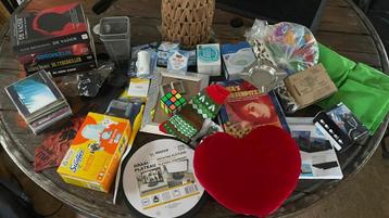 GRATIS op te halen: rommelmarktspullen + 4 tuinstoelen beschikbaar voor biedingen