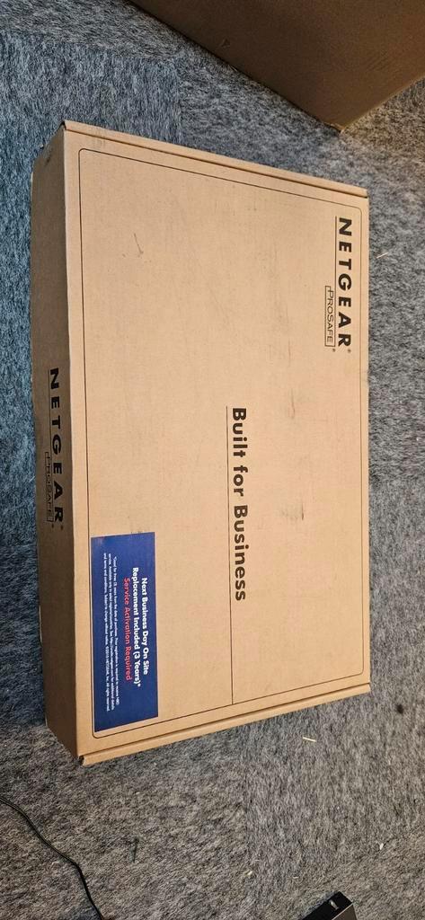 NETGEAR GSM7248-200EUS, Computers en Software, Netwerk switches, Zo goed als nieuw, Ophalen of Verzenden