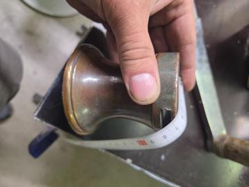 Messing lier beschikbaar voor biedingen