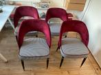Hippe grijze eetkamerstoelen met rode accenten, Huis en Inrichting, Stoelen, Overige materialen, Ophalen of Verzenden, Zo goed als nieuw