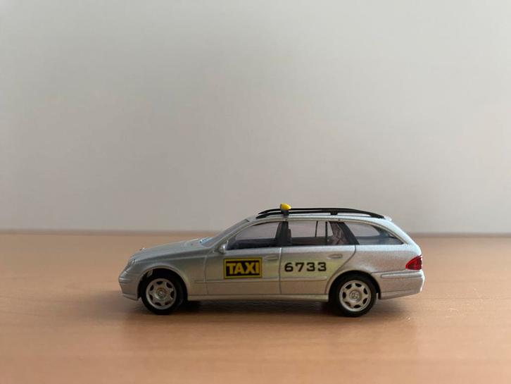 Busch Mercedes-Benz E-klasse Estate ‘taxi’ 1:87, Hobby en Vrije tijd, Modelauto's | 1:87, Zo goed als nieuw, Auto, Overige merken