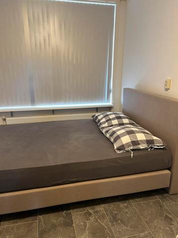 Tweepersoonsbed in grijze kleur en goede staat.