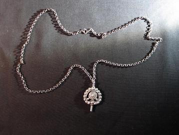 Horlogesleutel zilver aan antieke jasseronketting. 2005 beschikbaar voor biedingen
