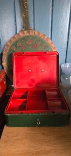 Zeer oud groen geldkistje kluis met rode muntenbak, Ophalen of Verzenden
