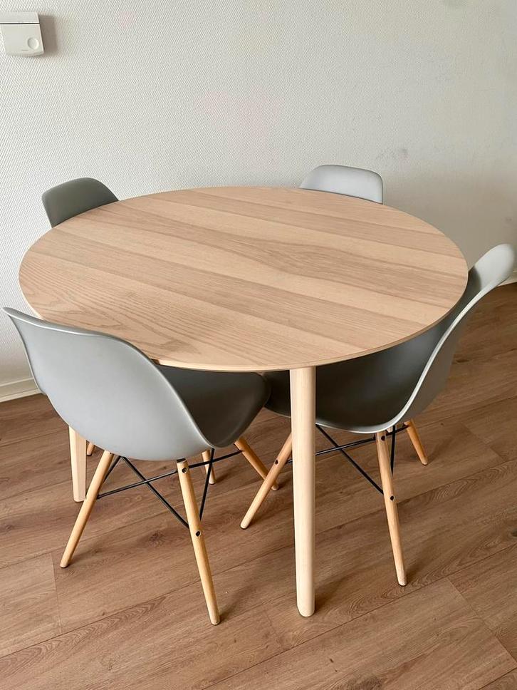 Round dining table with 4 grey chairs – Ø105 cm, Huis en Inrichting, Tafels | Eettafels, Zo goed als nieuw, 50 tot 100 cm, 100 tot 150 cm