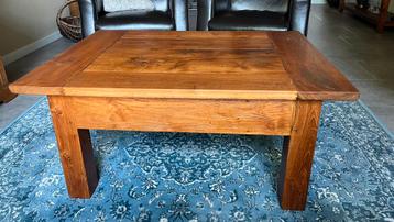 Massief houten salontafel beschikbaar voor biedingen