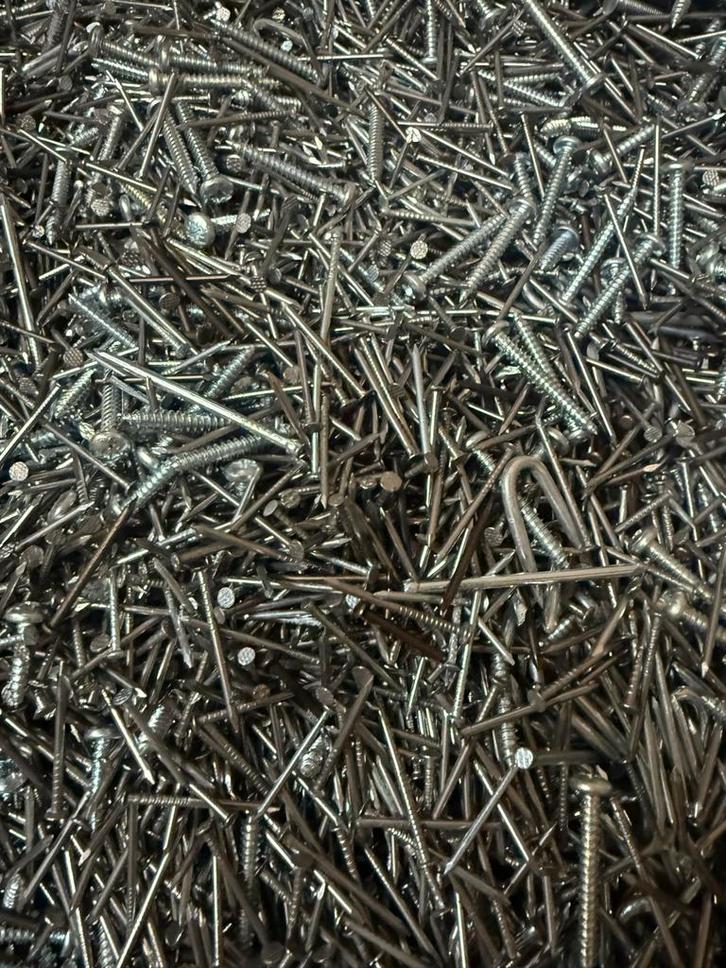 Grote partij spijkers en schroeven - halve palletdoos, Doe-het-zelf en Verbouw, IJzerwaren en Bevestigingsmiddelen, Gebruikt, Schroeven