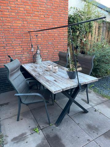 Tuinset van tafel met vier stoelen beschikbaar voor biedingen
