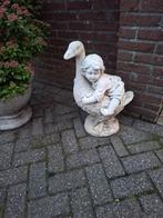 Schattig tuinbeeld: Jongen op gans, Ophalen of Verzenden, Gebruikt, Beton, Dierenbeeld