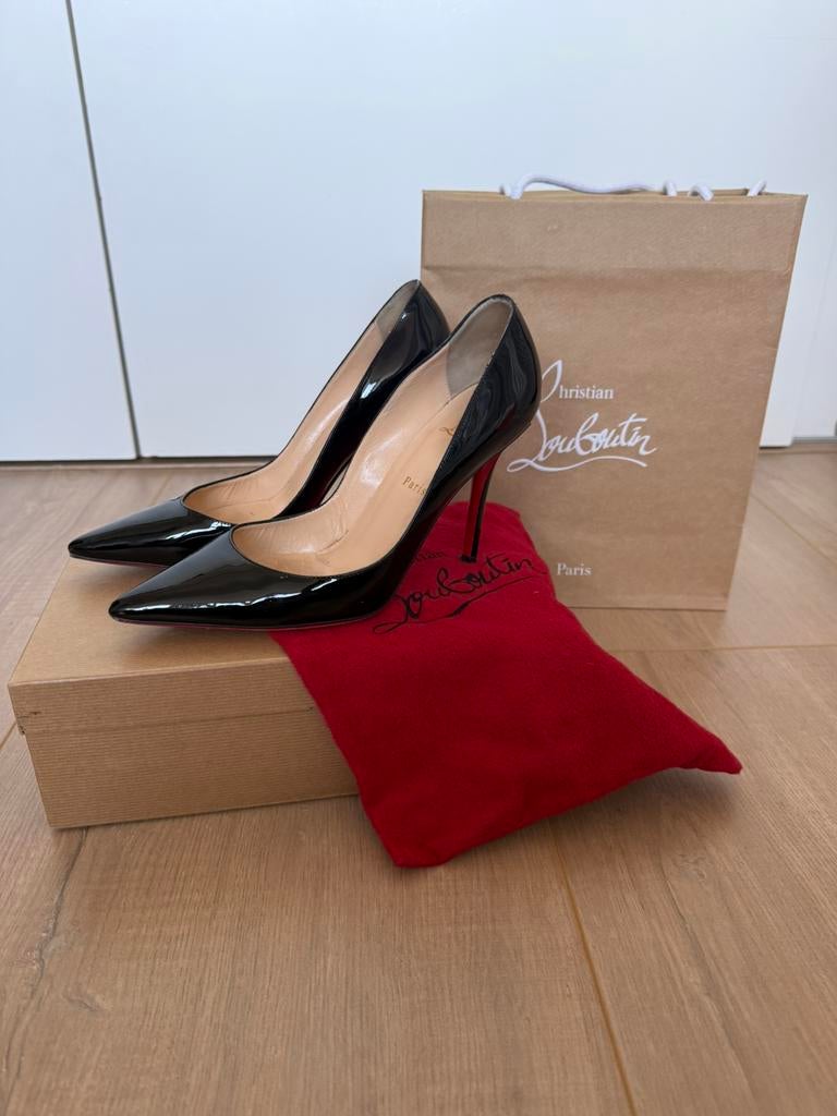 Christian Louboutin pump Apostrophy zwart lak 10 cm, Ophalen, Pumps, Zwart, Gedragen