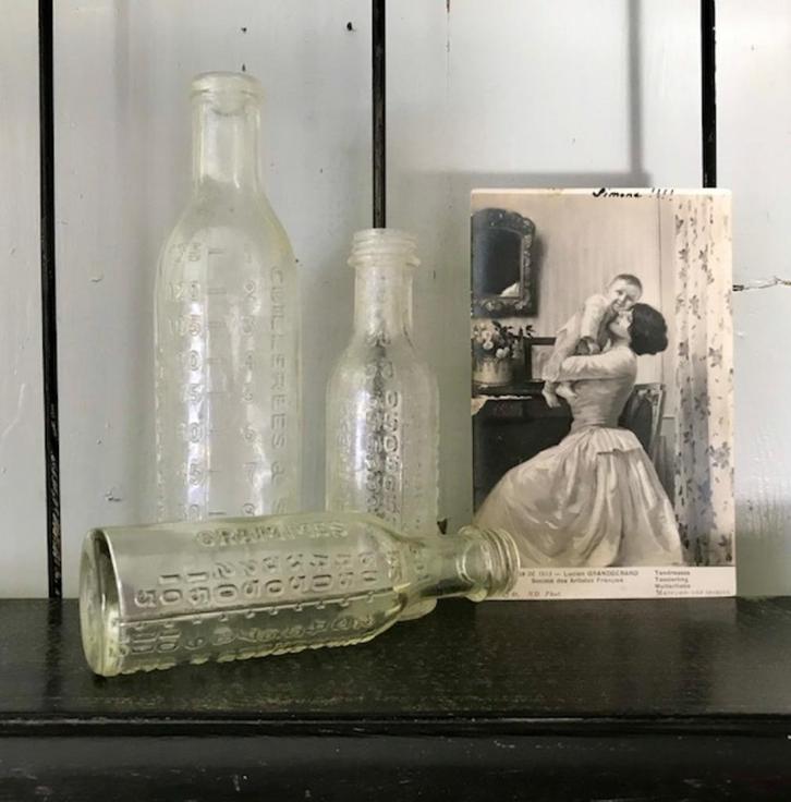 Set Franse vintage flesjes met maatverdeling licht iriserend, Antiek en Kunst, Antiek | Glas en Kristal, Ophalen of Verzenden