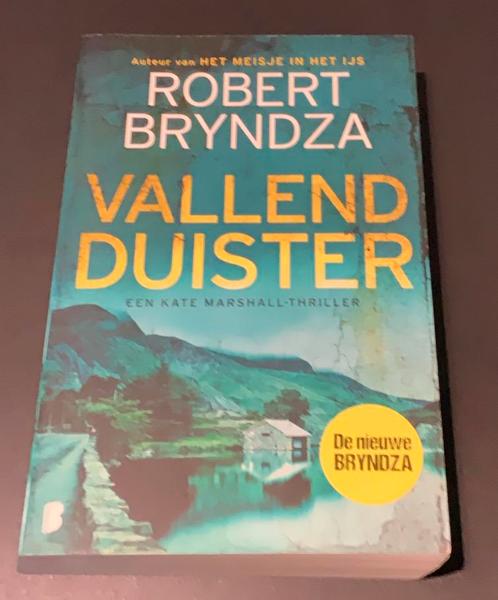 Robert Bryndza - Vallend duister, Boeken, Thrillers, Gelezen, Nederland, Ophalen of Verzenden