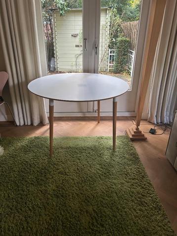 Ronde witte design eettafel, elegant, nette staat beschikbaar voor biedingen
