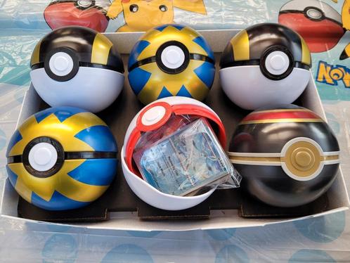 Pokémon bal (metaal) met 100 kaarten, Hobby en Vrije tijd, Verzamelkaartspellen | Pokémon, Zo goed als nieuw, Meerdere kaarten