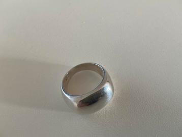 Zilveren ring beschikbaar voor biedingen