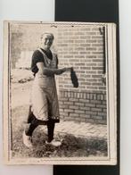 Hofco foto Oude foto vrouw op klompen, Gebruikt, Foto, Ophalen of Verzenden, Voor 1940