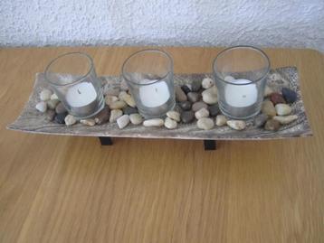 decoratieschaal met waxinelichthouders en sierstenen beschikbaar voor biedingen