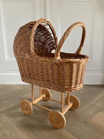 rieten poppenwagentje beschikbaar voor biedingen