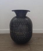 Metalen vaas zwart, Overige materialen, Zwart, Ophalen of Verzenden, Zo goed als nieuw