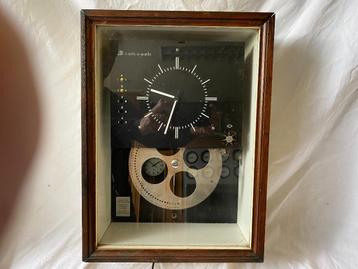 Elektrische Clock-o-Matic met schakelmechaniek, uit kerk beschikbaar voor biedingen