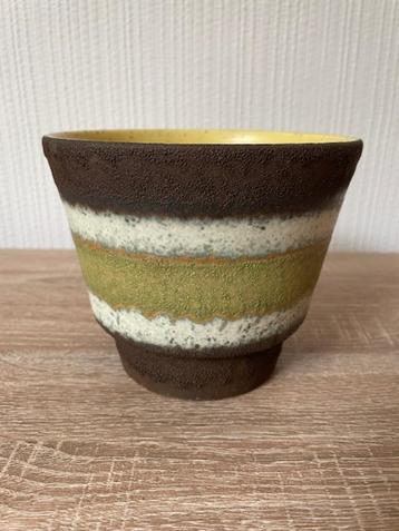 Met horizontale strepen bewerkte Bloempot beschikbaar voor biedingen