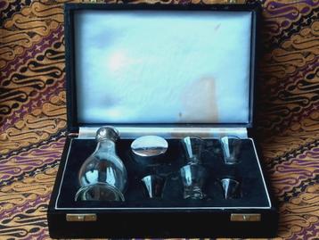Oude drank of barset uit Engeland in een kistje 23,5 cm. beschikbaar voor biedingen