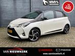 TOYOTA Yaris 1.5 Hybrid 100pk Automaat Dynamic Bi-Tone | Car, Auto's, Toyota, 12 maanden, Gebruikt, 4 cilinders, Wit