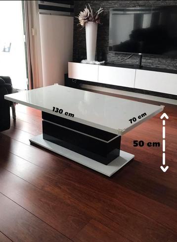 Mooie salon tafel beschikbaar voor biedingen