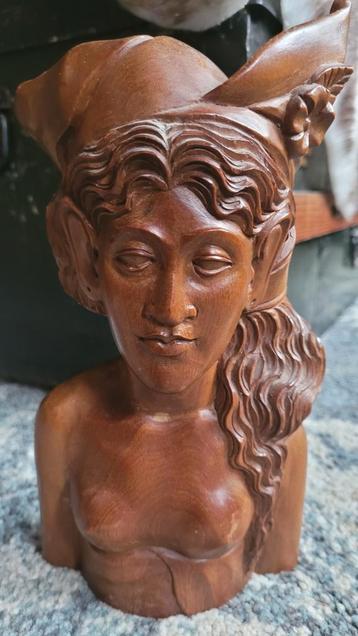 Oud Balinese Indonesische houtsnijwerk Buste vrouw beschikbaar voor biedingen
