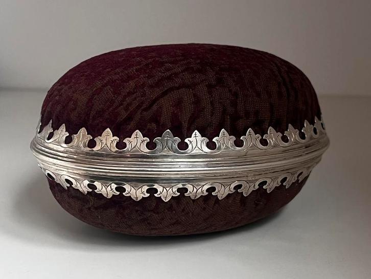 Groot vroeg 18e eeuws speldenkussen met zilveren montuur, Antiek en Kunst, Antiek | Goud en Zilver, Ophalen of Verzenden