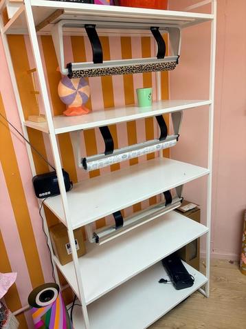 Inpakkast met cadeaupapierhouders beschikbaar voor biedingen