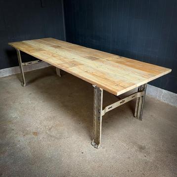 Industriële Eettafel – Houten Blad –  Machine Onderstel beschikbaar voor biedingen