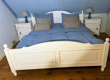 Bed 180x200 met 2 nachtkastjes old white washed finish beschikbaar voor biedingen